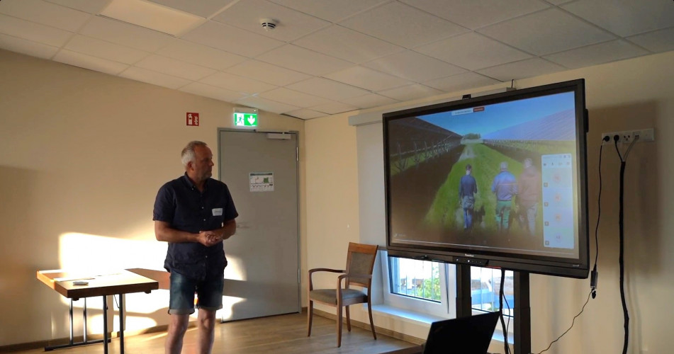 Zukunftsforum Nienburg Henning Kruse erklärt seine AGRI PV Anlage