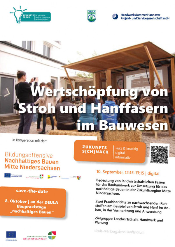 Gruppe von Menschen teils auf Strohballen sitzend einem Vortrag zuhörend