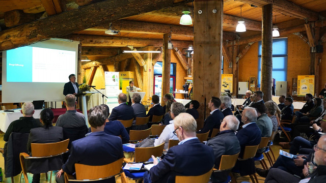 Der Geschäftsführer der DEULA-Nienburg GmbH begrüßt die sitzenden Gäste der Auftaktveranstaltung im Blattpavillon