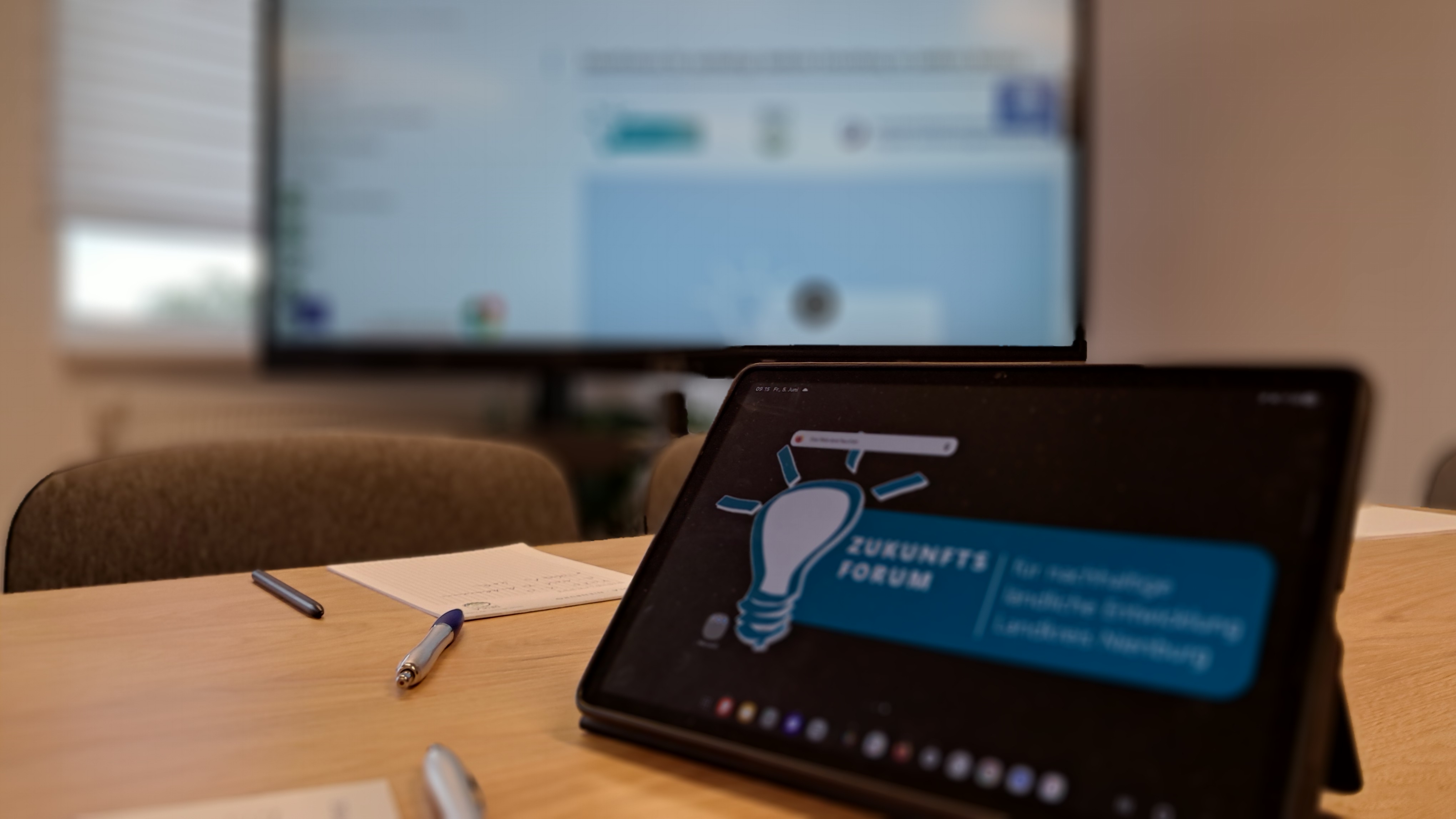 Anrdoid-Tablet auf einem Tisch, im Hintergrund steht ein Digi-Board